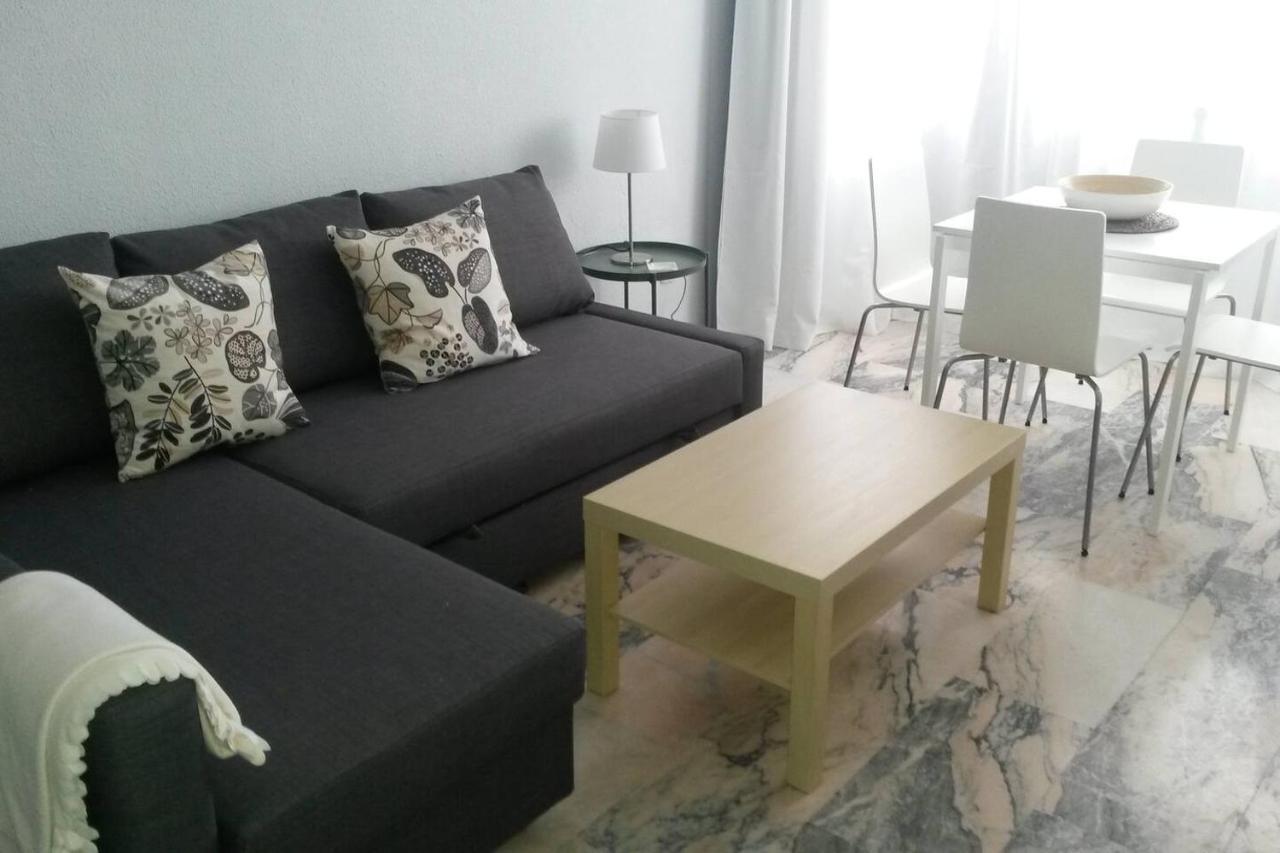 Apartamento Wifi,parking Y Piscina En Frente Fibes Séville